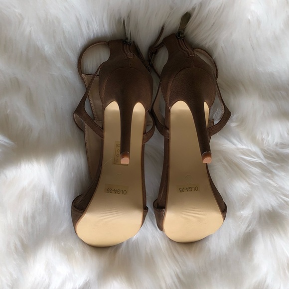 Cape Robbin Heels - Picture 4 of 4